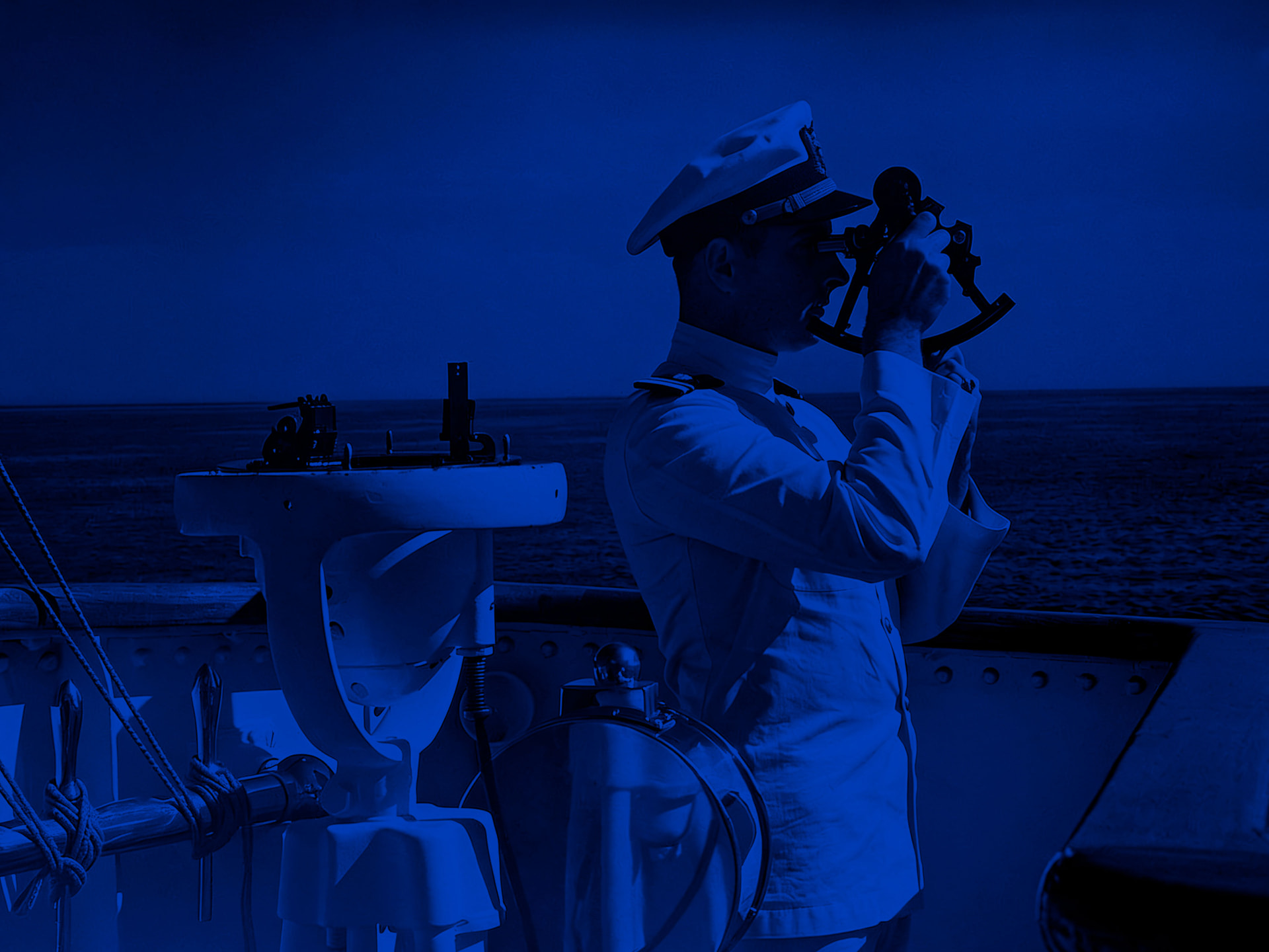 Marinheiro observando o horizonte com um sextante